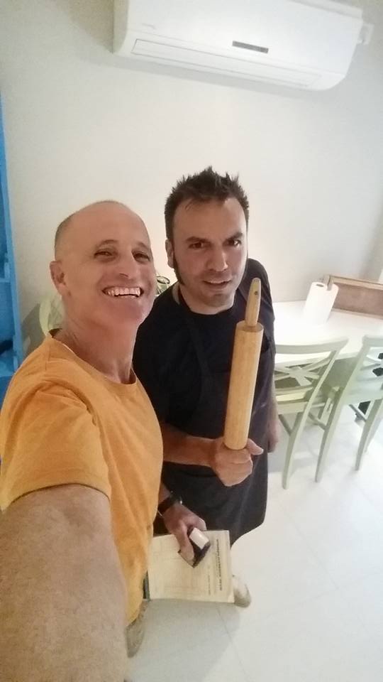 אלי האינסטלטור עם לקוח מפורסם במטבח